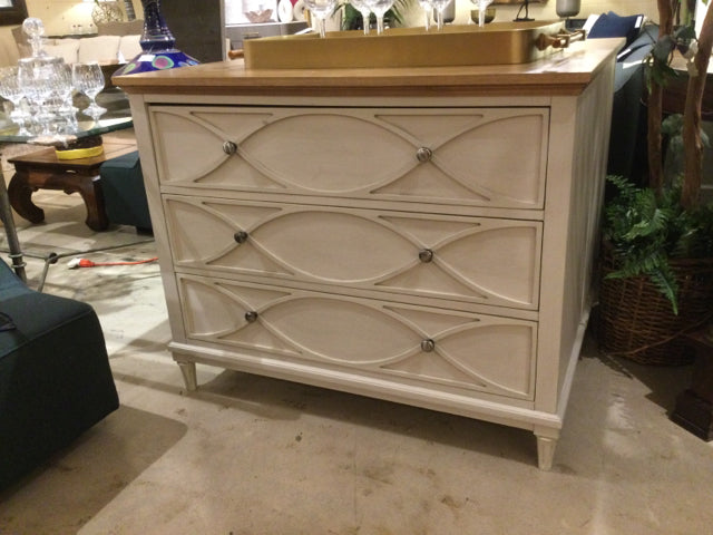 Universal Dresser
